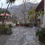 بيت خشبي Kampi Double Storey House In The Village *