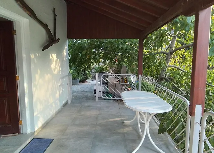 山林小屋 Kampi Double Storey House In The Village